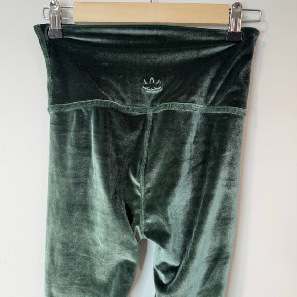 Beyond Yoga Women's Velvet Motion High Waisted Midi Leggings Forest Green Small - Picture 4 of 8